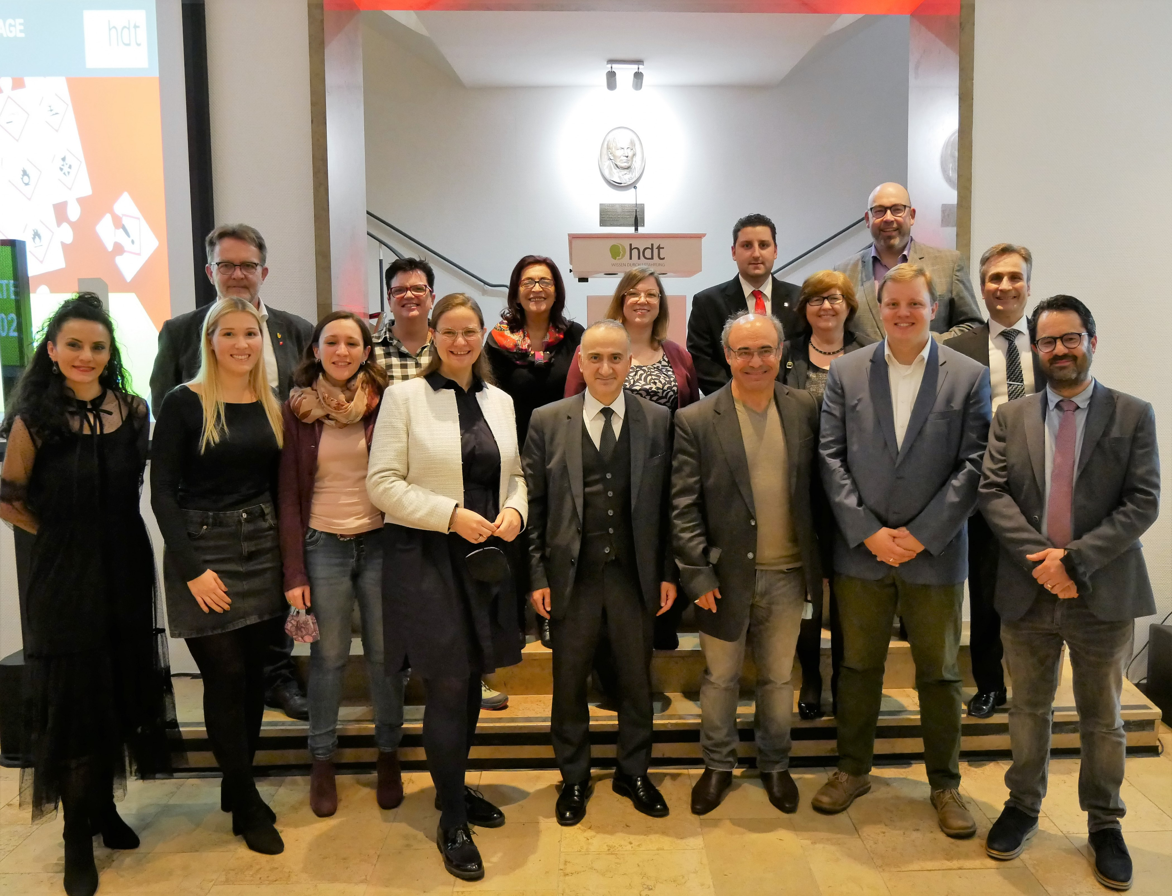 Ellik erkak va bir ayol porno